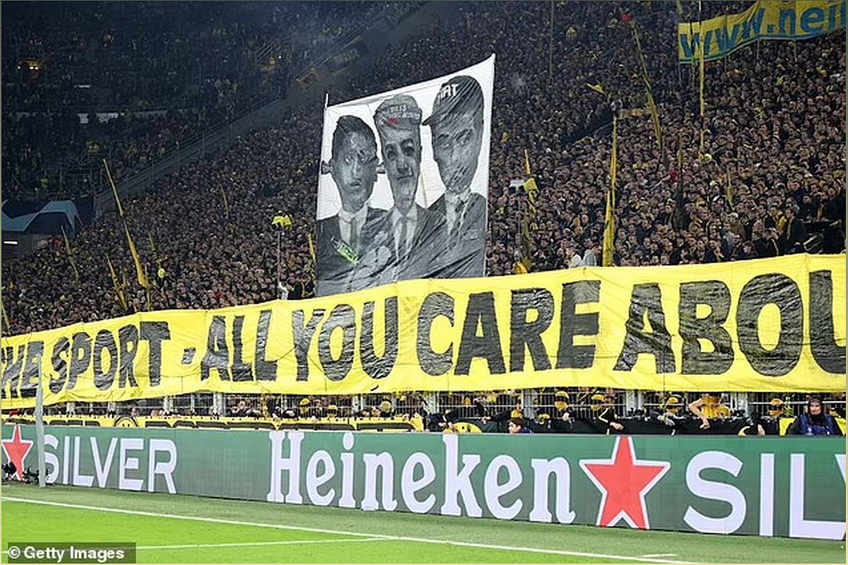 Trận Dortmund vs Newcastle: CĐV phản đối UEFA bằng biểu tình ném tiền giả - 2052871402