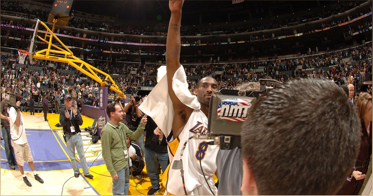 Los Angeles Lakers tôn vinh huyền thoại Kobe Bryant bằng tượng đồng ngoài Crypto.com Arena - -1698585914