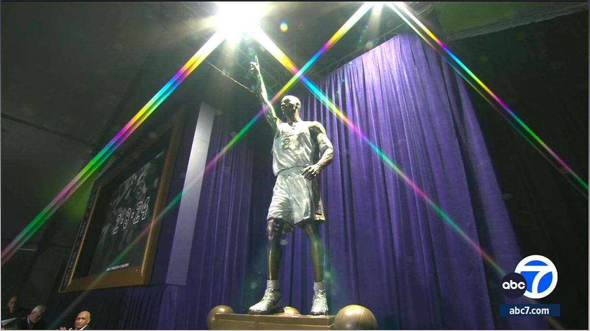 Los Angeles Lakers tôn vinh huyền thoại Kobe Bryant bằng tượng đồng ngoài Crypto.com Arena - 1922315148