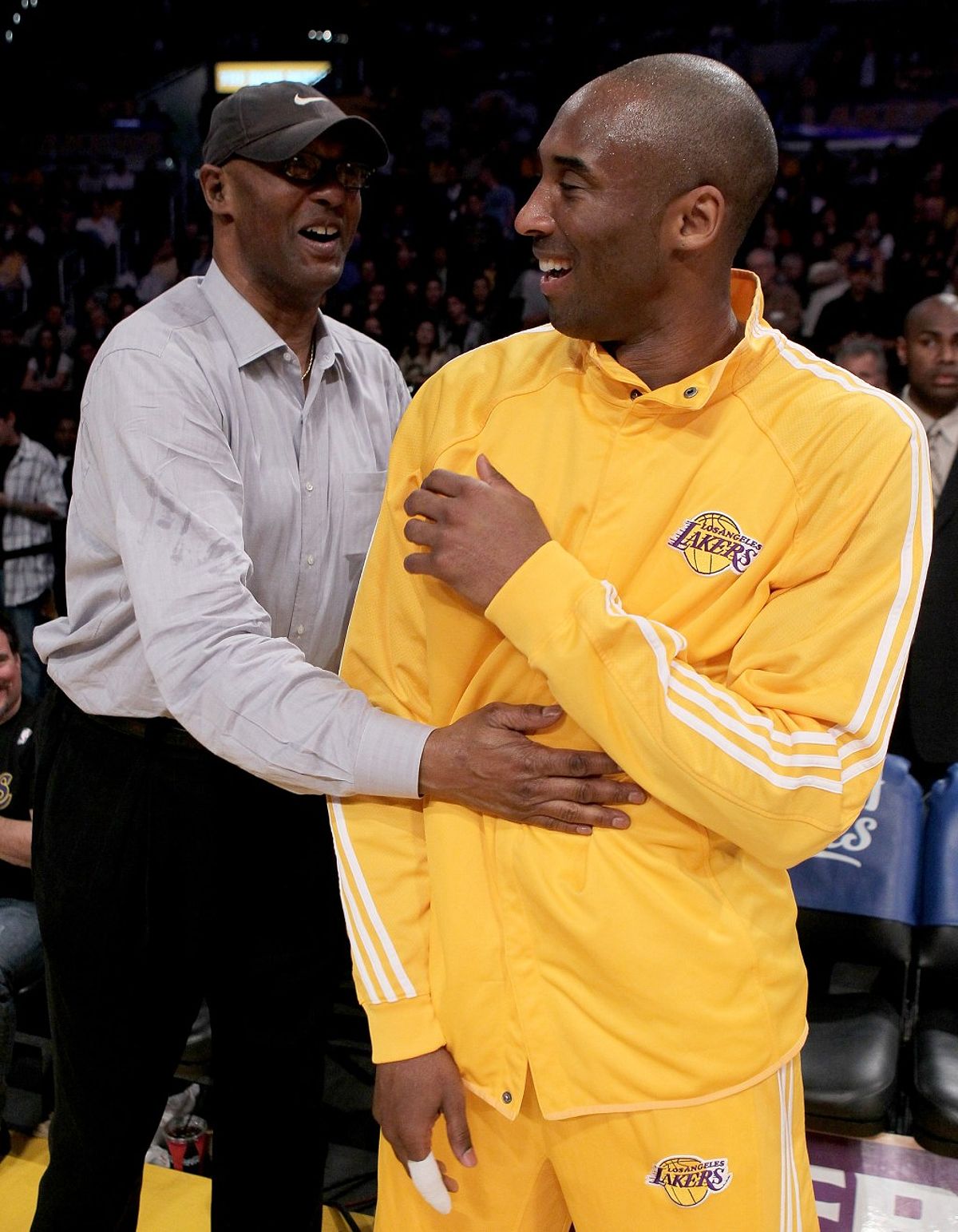 Cha của Kobe Bryant đấu giá chiếc nhẫn vô địch NBA năm 2000 mà con trai đã tặng ông - -476087130