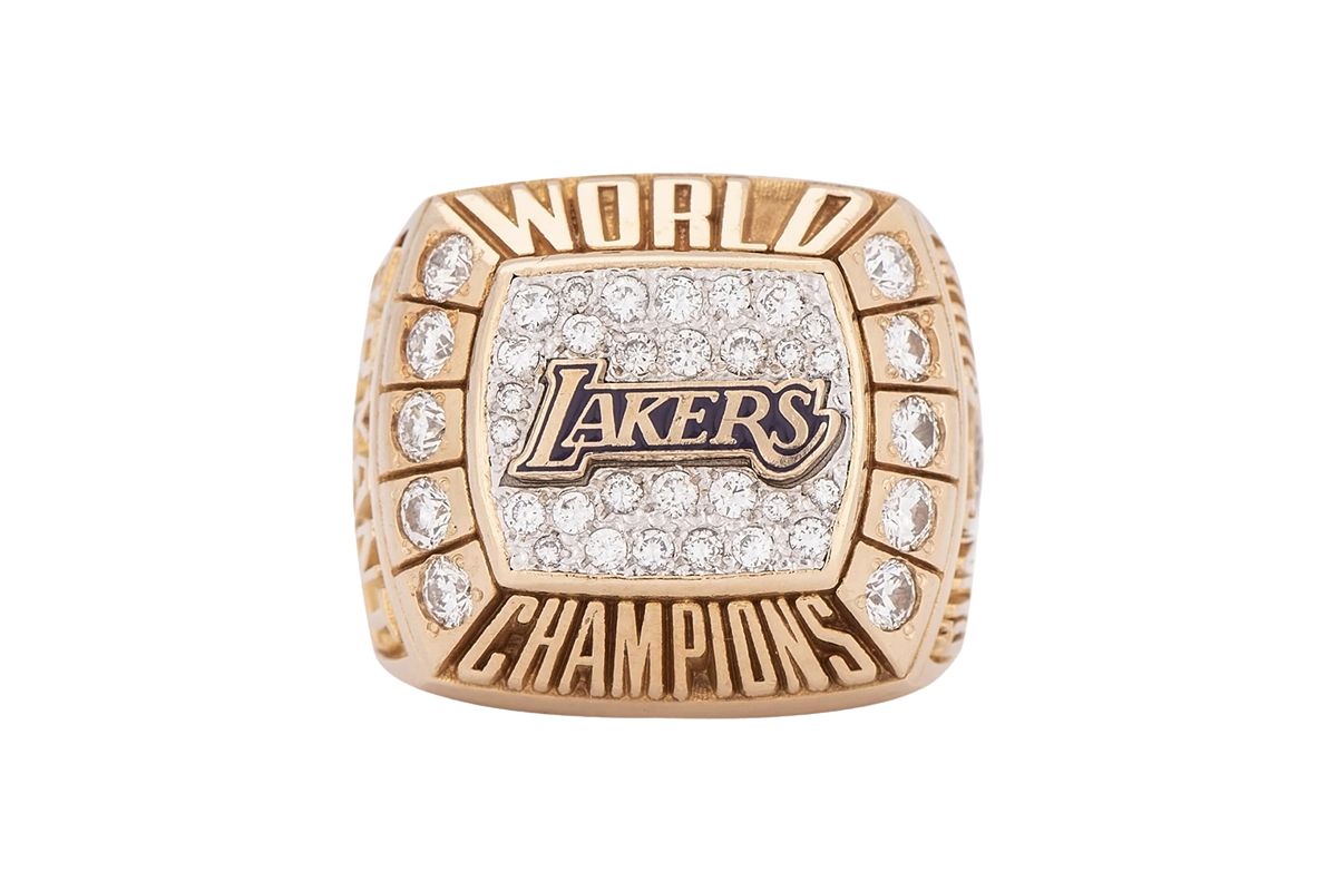 Cha của Kobe Bryant đấu giá chiếc nhẫn vô địch NBA năm 2000 mà con trai đã tặng ông - 246486520