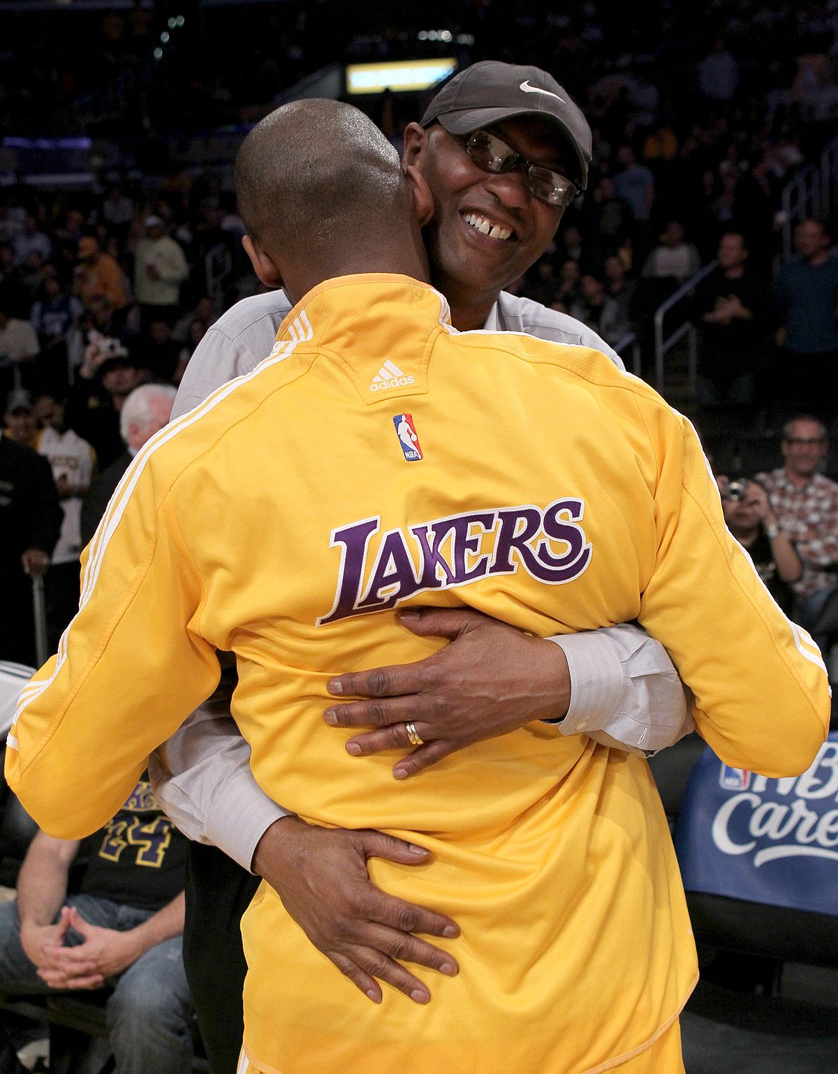 Cha của Kobe Bryant đấu giá chiếc nhẫn vô địch NBA năm 2000 mà con trai đã tặng ông - -276816736