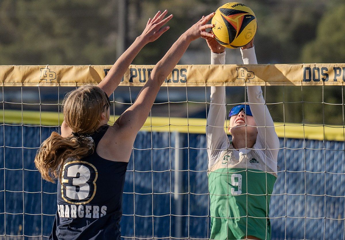 Đội beach volleyball nữ của Dos Pueblos giành chiến thắng trước Santa Barbara High - -462775651