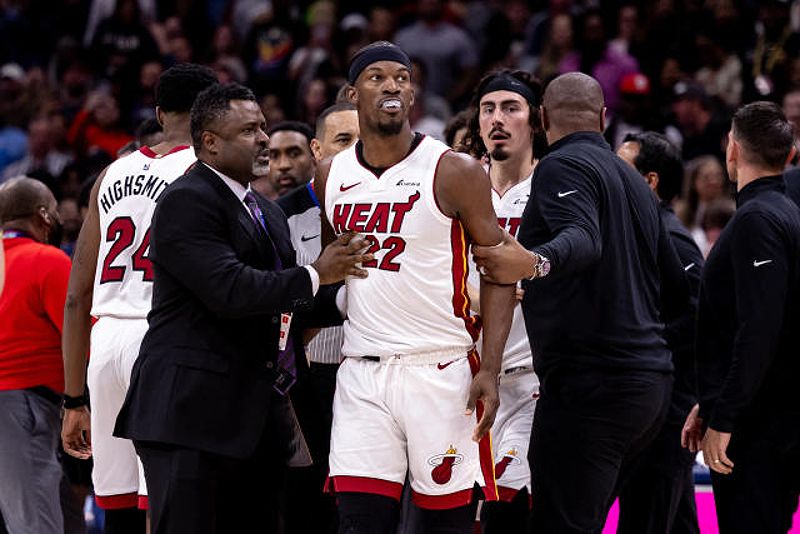 Miami Heat và New Orleans Pelicans treo giò 5 cầu thủ sau cuộc ẩu đả - -1288792644